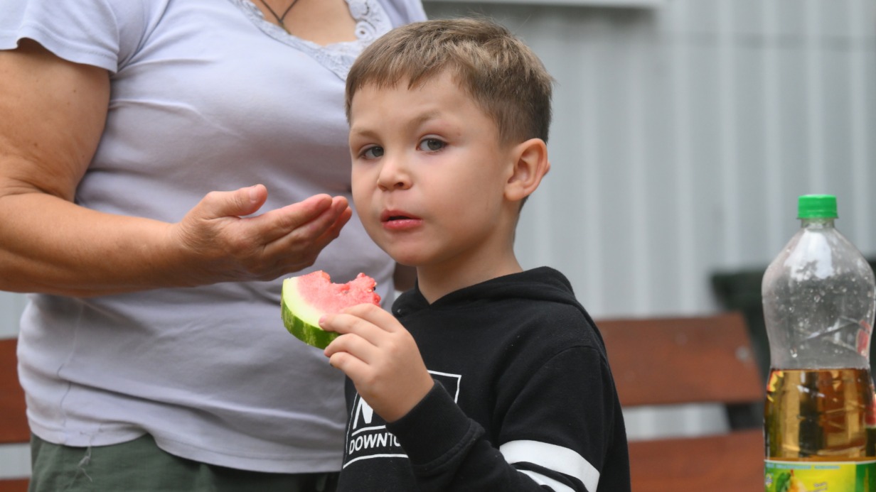 Пострадавшие в результате атаки ВСУ на приграничные районы Курской области в пункте временного размещения. Всего в регионе подготовили 15 ПВР, рассчитанных на 2,5 тысячи мест