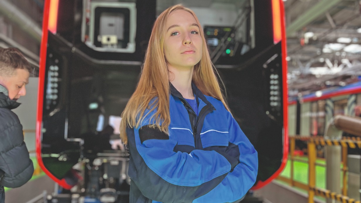 Слесарь по контрольно-измерительным приборам Елизавета Баранова в электродепо «Сокол» 