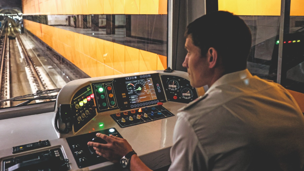 Машинист в кабине поезда на строящейся станции «Генерала Тюленева» во время технического пуска участка Троицкой линии метро от станции «Новаторская» до «Тютчевской» 