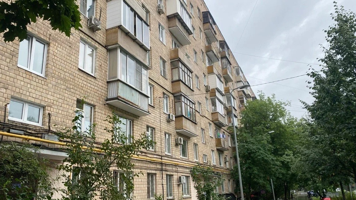 В центре столицы в жилом доме 1961 года постройки произвели замену лифтов во всех пяти подъездах