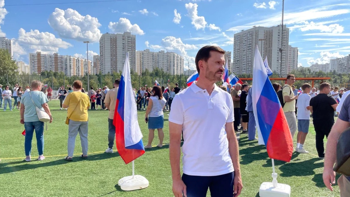 Люди выстроились в Олимпийские кольца в Москве в поддержку спортсменов из России