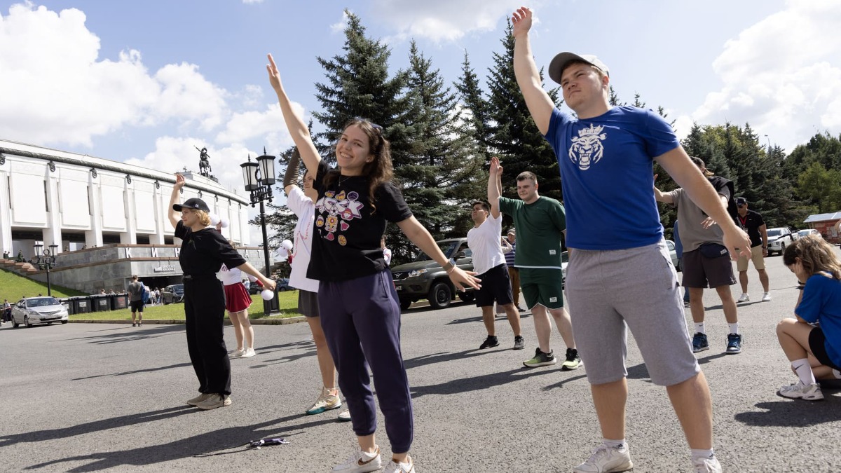 Сотни гостей присоединились ко Дню физкультурника в парке у Музея Победы