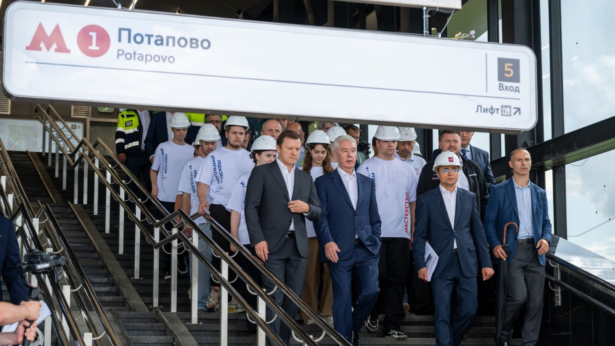 Мэр Москвы Сергей Собянин вместе с заместителем мэра по вопросам градостроительной политики и строительства Владимиром Ефимовым и главой Департамента строительства Рафиком Загрутдиновым на строящейся станции «Потапово»