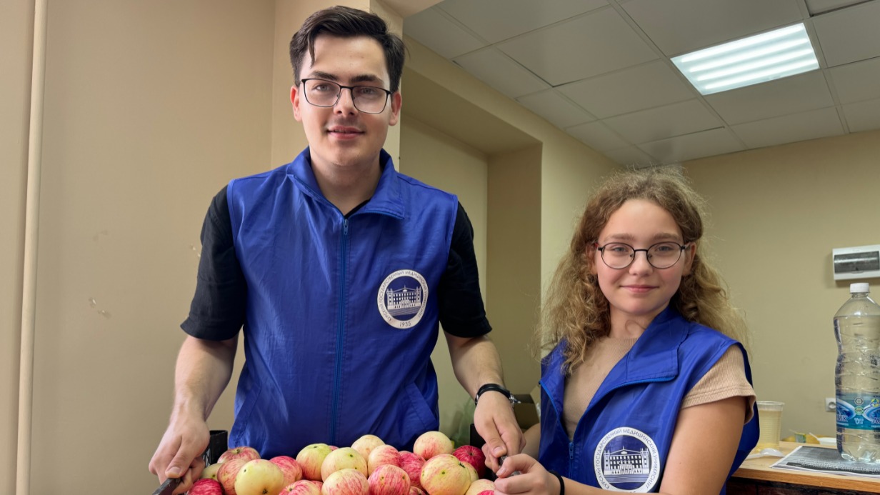 Студент Курского государственного медицинского университета Илья Хоменков и 13-летняя Соня, эвакуированная из поселка Коренево, стали волонтерами в ПВР