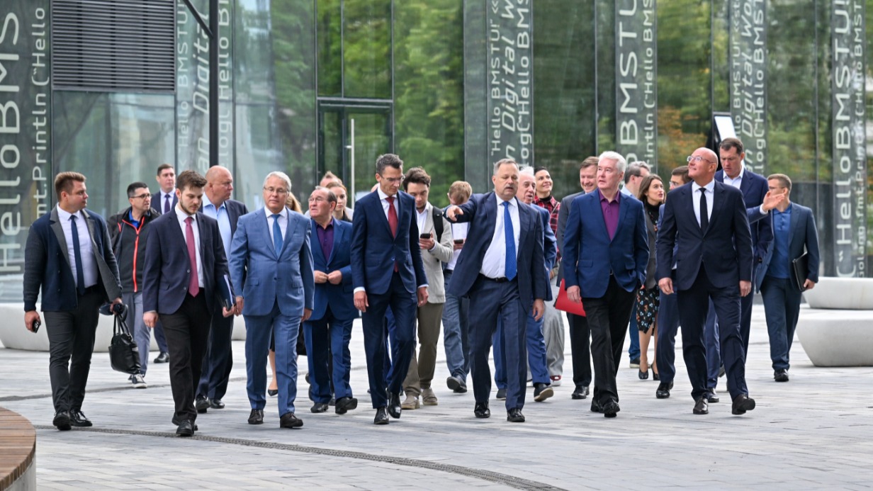 Мэр Москвы Сергей Собянин (на первом плане второй справа), президент МГТУ имени Н. Э. Баумана Анатолий Александров (второй слева на первом плане), ректор МГТУ имени Н. Э. Баумана Михаил Гордин (третий справа на первом плане) и зампредседателя правительства РФ Дмитрий Чернышенко (справа на первом плане) осмотрели новый кампус МГТУ имени Баумана