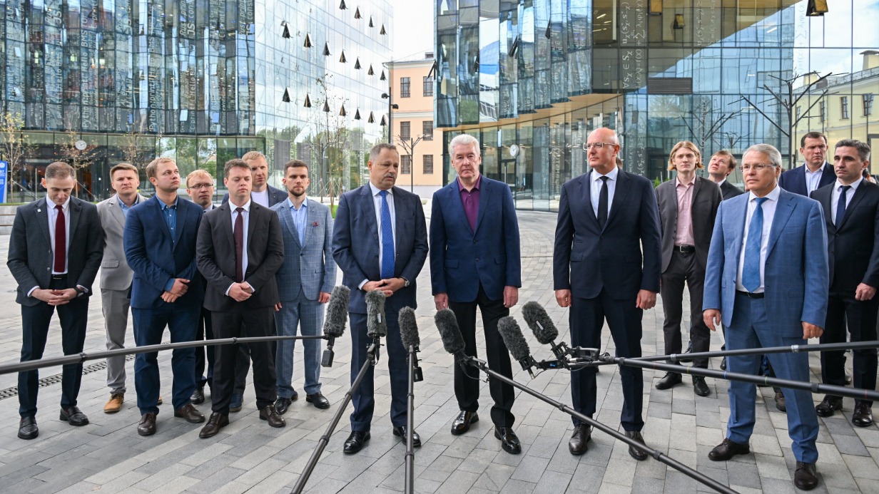 Слева направо на переднем плане: ректор МГТУ им. Баумана Михаил Гордин, мэр Москвы Сергей Собянин, зампредседателя правительства РФ Дмитрий Чернышенко и президент МГТУ им. Баумана Анатолий Александров