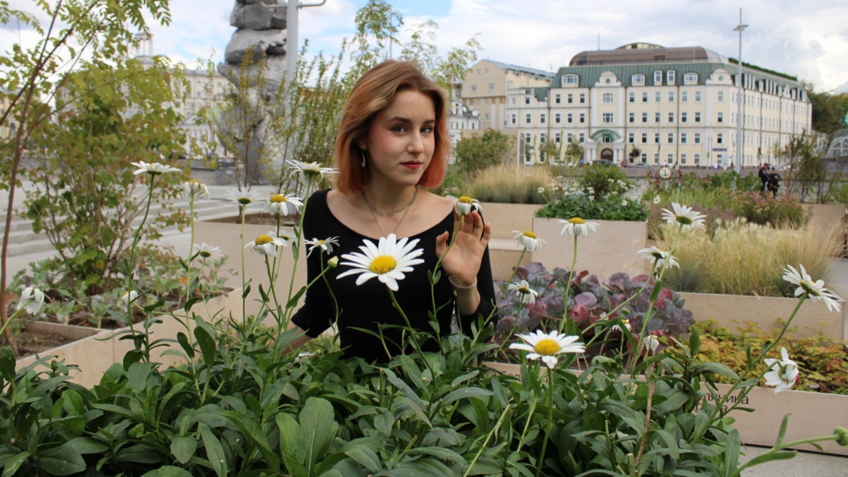 Алисия Яковлева гуляет на площади у ГЭС-2 на Якиманке в солнечный день