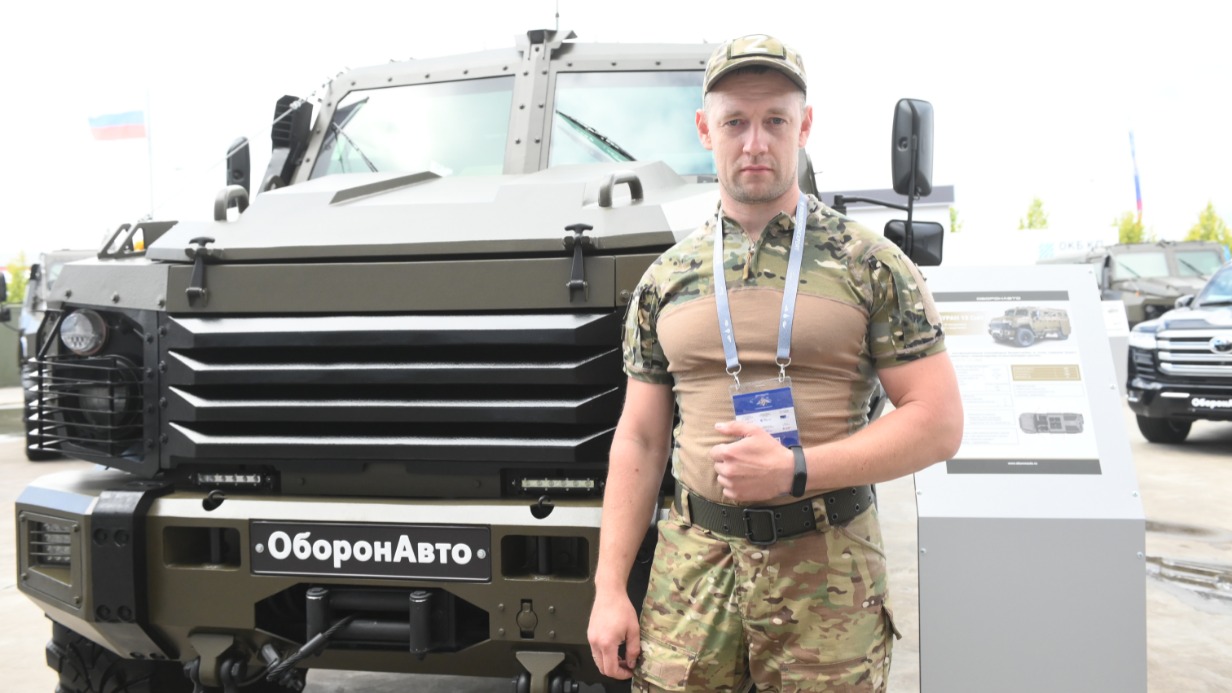 Представитель компании «ОборонАвто» демонстрирует 10-тонный броневик «Буран»