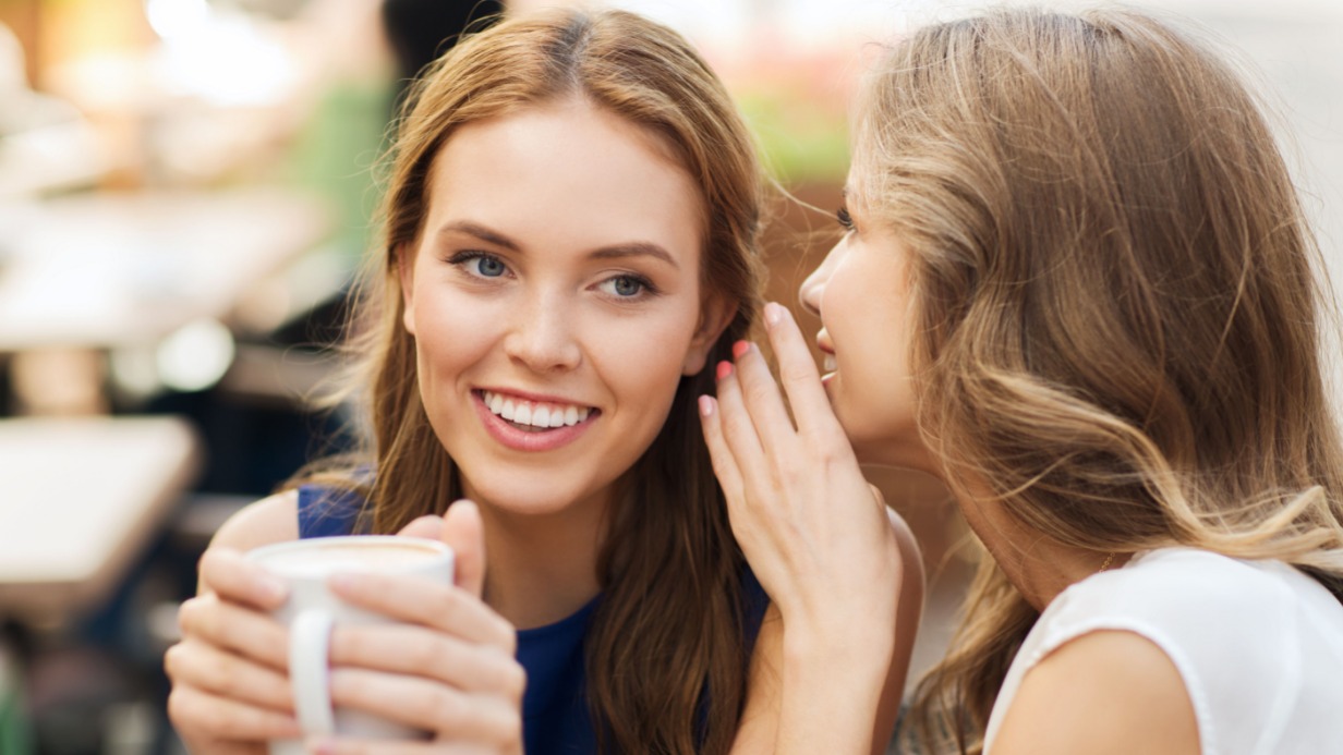 Часто сплетни становятся инструментом общения, позволяющим сблизиться с собеседником 