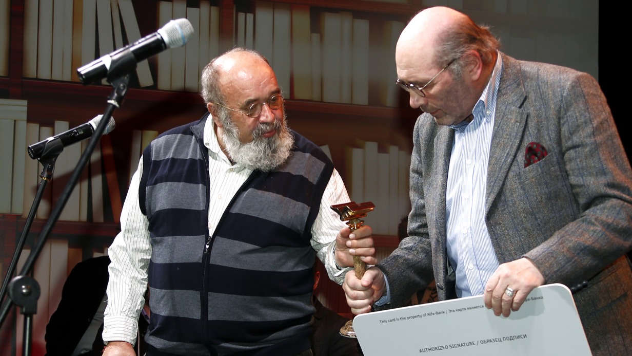 Писатели Евгений Попов и Александр Кабаков (справа), занявшие 2-е место за роман «Аксенов», на церемонии награждения литературной премии «Большая книга»