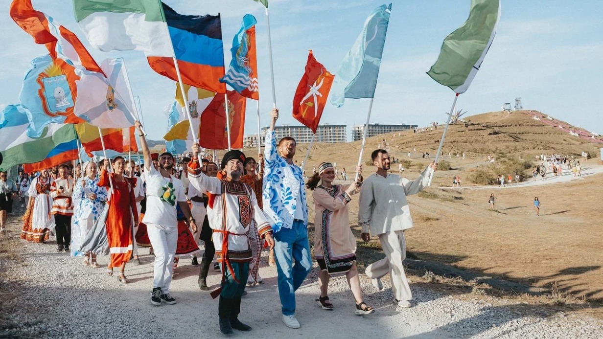 В кадре — участники масштабного многонационального арт-шествия, общее число которых составило порядка 3800 человек