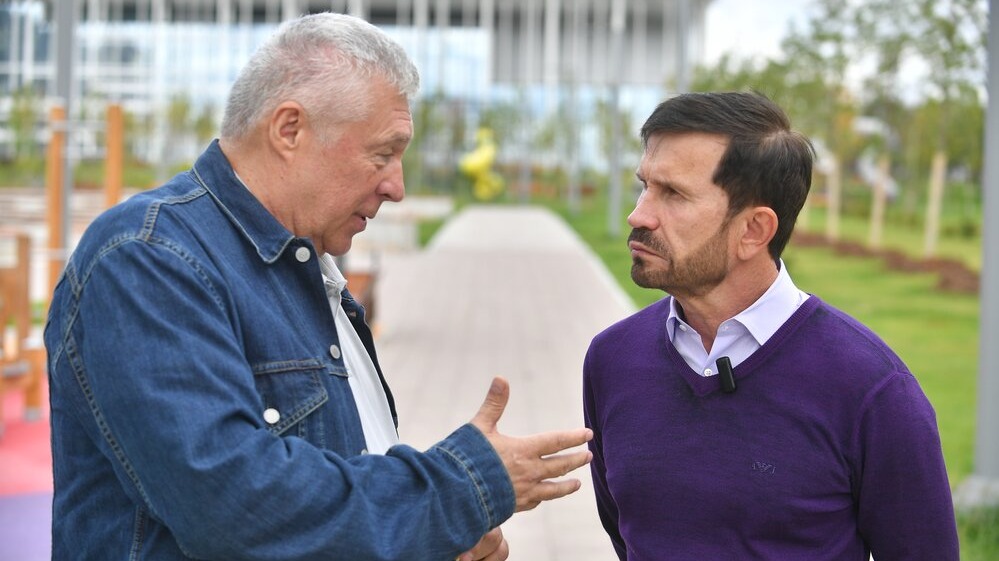 Депутат МГД Семенников обсудил открытие сквера Олимпийских чемпионов с прославленным спортсменом