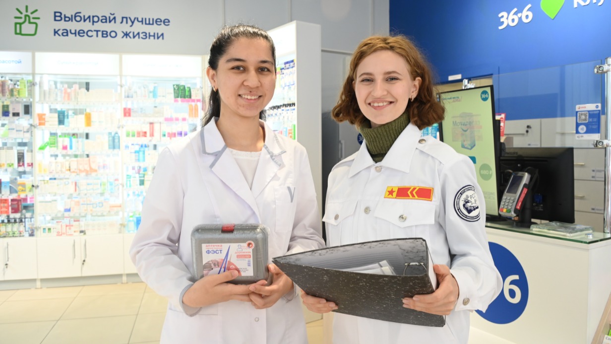 Студентка третьего курса по специальности «Лечебное дело» Российского университета медицины Минздрава России Марьям Мамаджонова (слева) и руководитель всероссийского студенческого фармацевтического отряда «36,6» Юлия Тюрькина приняли поставку лекарств в аптеке