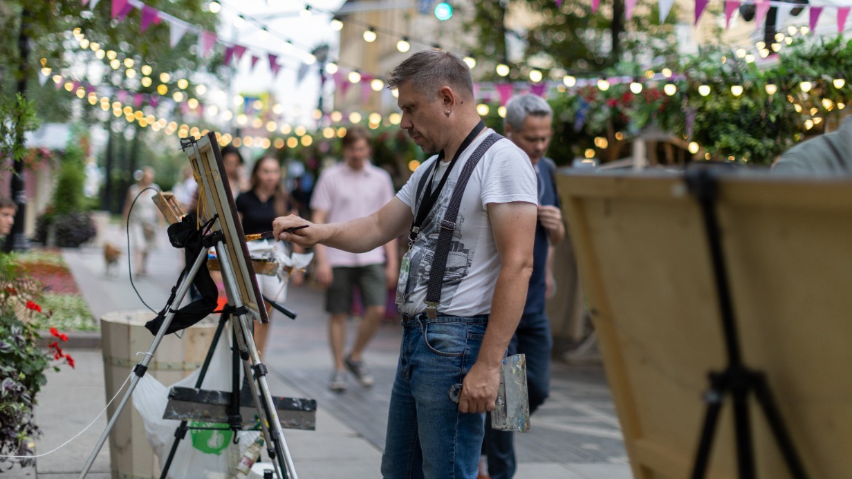 Гостей вернисажа арт-маркета на Никитском бульваре пригласили на обучение живописи