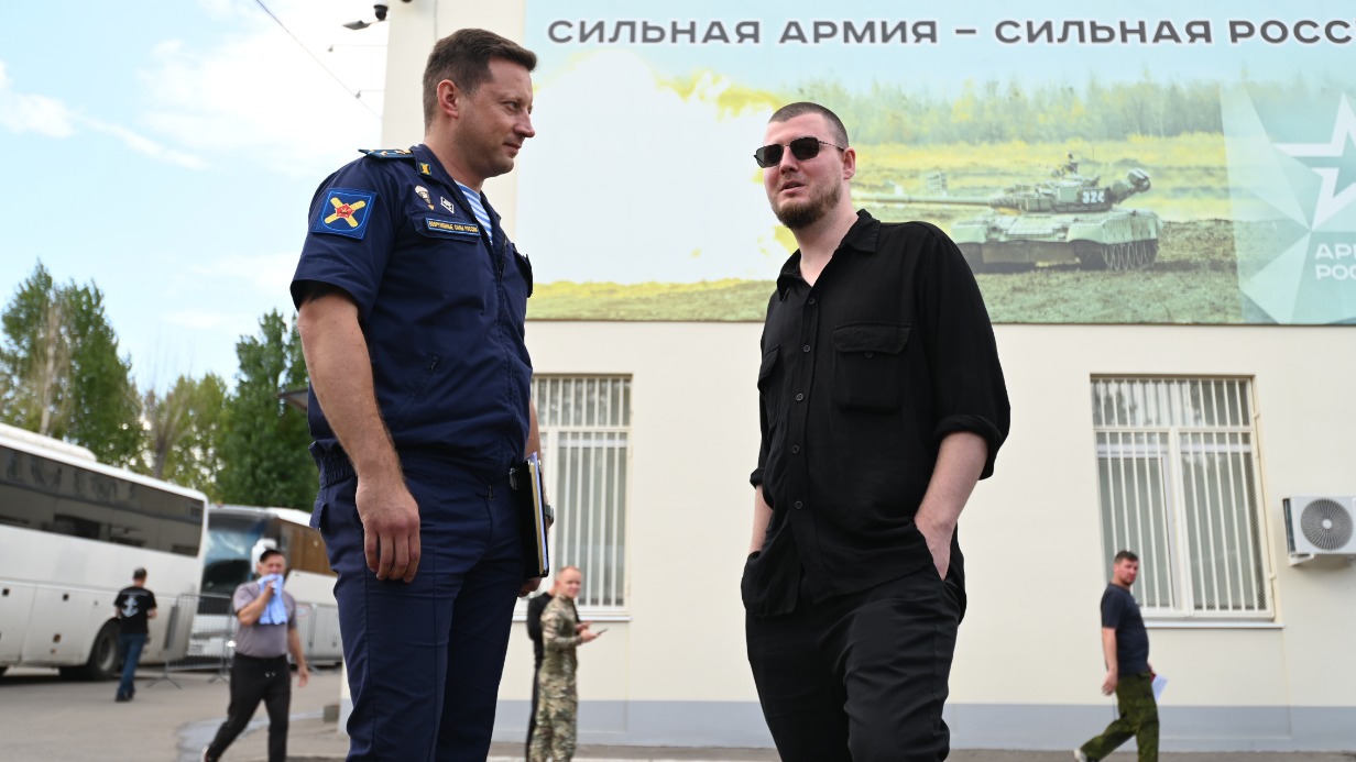 Заместитель начальника Единого пункта отбора Леонид Андреев (слева) проводит экскурсию по пункту для рэпера Рича