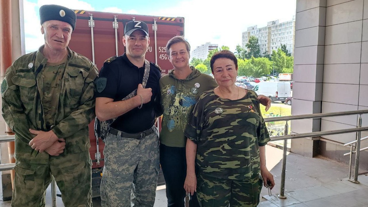 Добровольцы Донбасса, участники боевых действий в ЛНР Александр Мирошниченко (слева направо) и Алексей Седиков, президент фонда немецких антифашистов «Мост мира» Лиане Килинч, командир волонтерской группы «Москва — Донбасс» Елена Романенко загрузили в Алтуфьево фуру с гуманитарной помощью