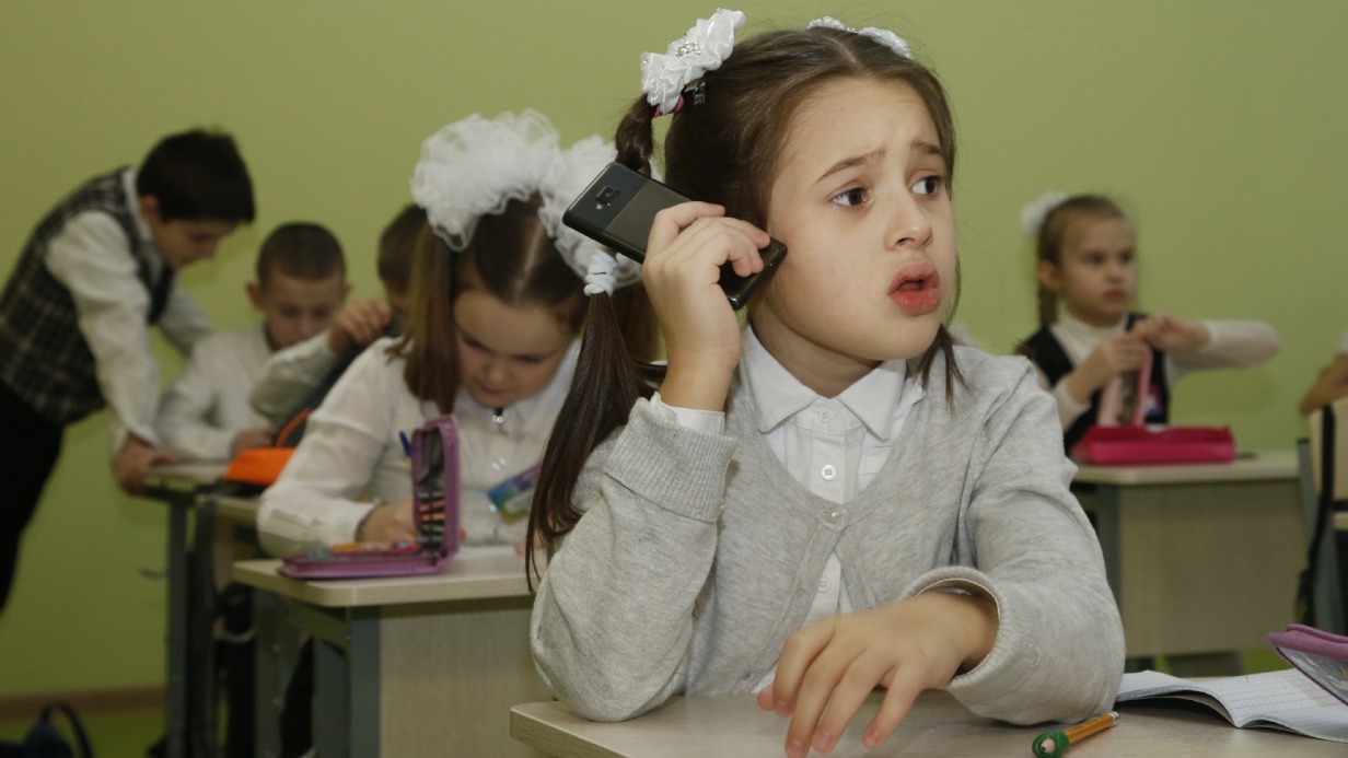В новом учебном году ученикам российских школ будет запрещено пользоваться мобильными телефонами на уроках