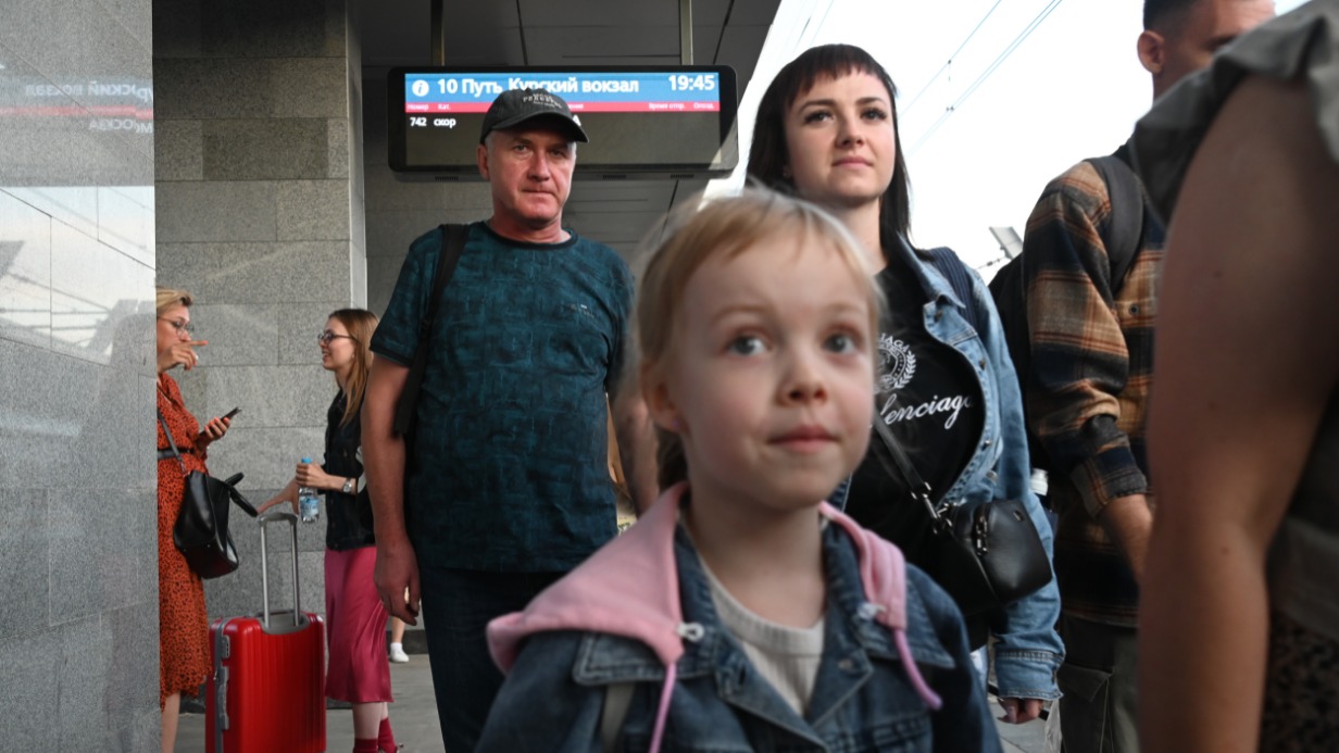 Беженцы из Курской области прибывают на столичный Курский вокзал