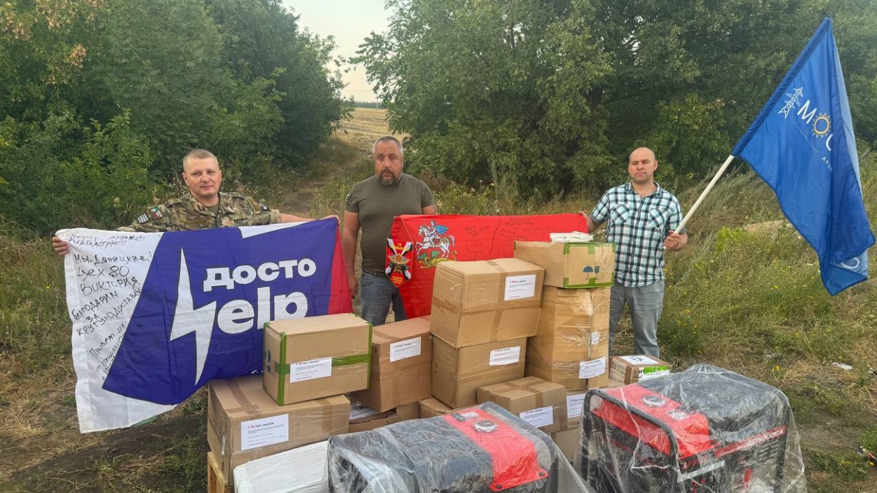 Боец «Рыжий» и волонтеры Алексей Зернаков и Александр Крупчинский 