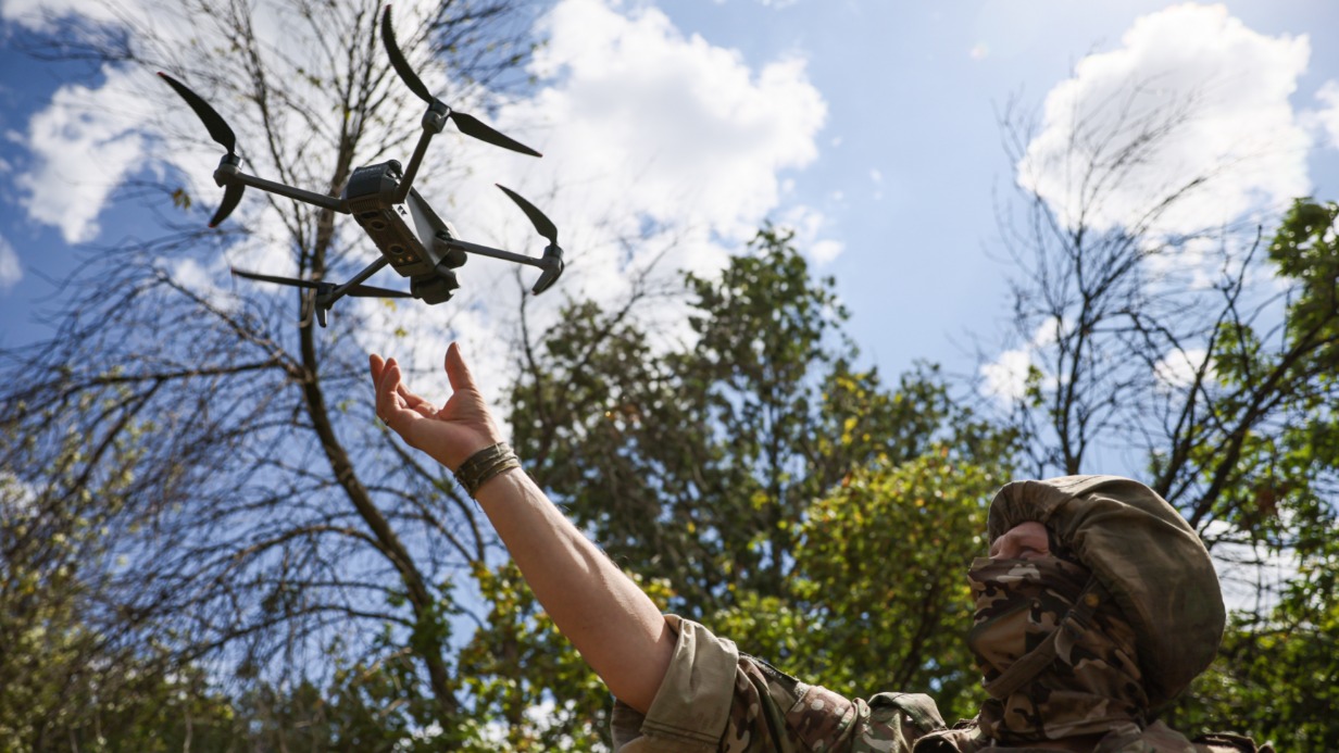 Российский военнослужащий запускает квадрокоптер DJI Mavic 3 в Луганской Народной Республике