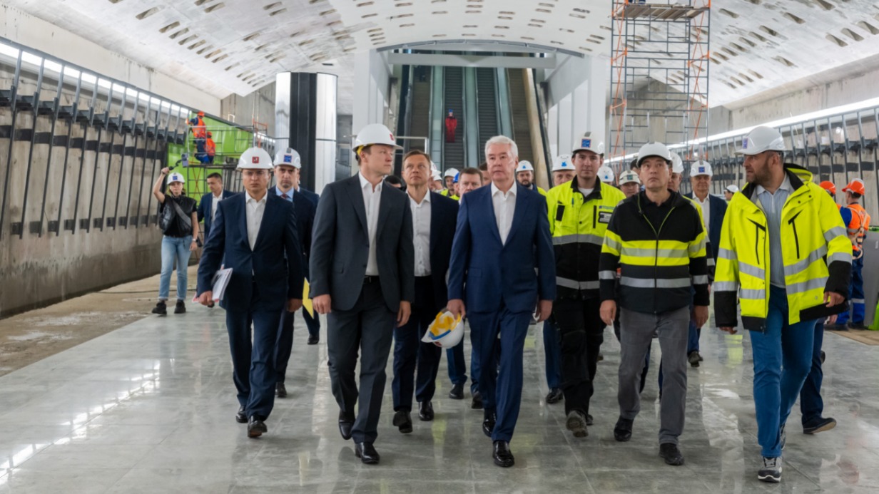 Мэр Москвы Сергей Собянин (в центре), руководитель Департамента строительства Рафик Загрутдинов, заммэра Москвы по вопросам градостроительной политики и строительства Владимир Ефимов и заммэра Москвы по вопросам транспорта Максим Ликсутов (слева направо) осматривают станцию Троицкой линии метро