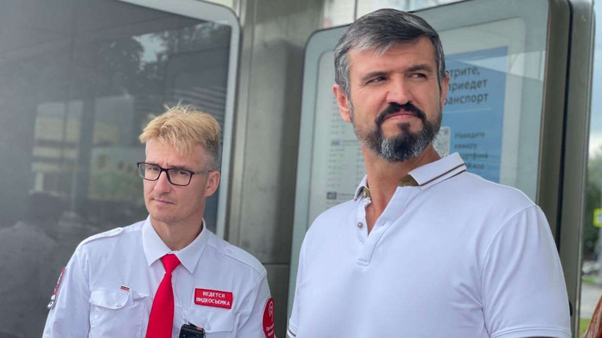 Сотрудник ГКУ «Организатор перевозок» Андрей Нестеров и координатор проекта «Безопасная столица» ЮАО Москвы Александр Лиханов (справа) на остановке у станции метро «Каширская» проверяют соблюдение графика движения автобусов