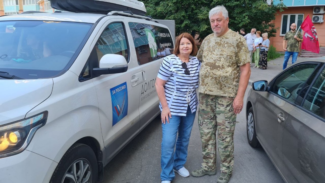 Исполнительный директор фонда «Долголетие» Ольга Пастухова с активистом фонда Владимиром Кавалеровым на отправке гуманитарного конвоя в Белгород и Шебекино
