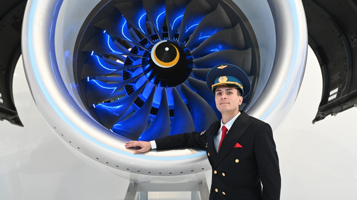 Сотрудник выставки «Москва промышленная. Город будущего» Даниил Дмитриев показывает посетителям двигатель отечественного самолета, разработанного специалистами столичного инженерного центра имени А. С. Яковлева