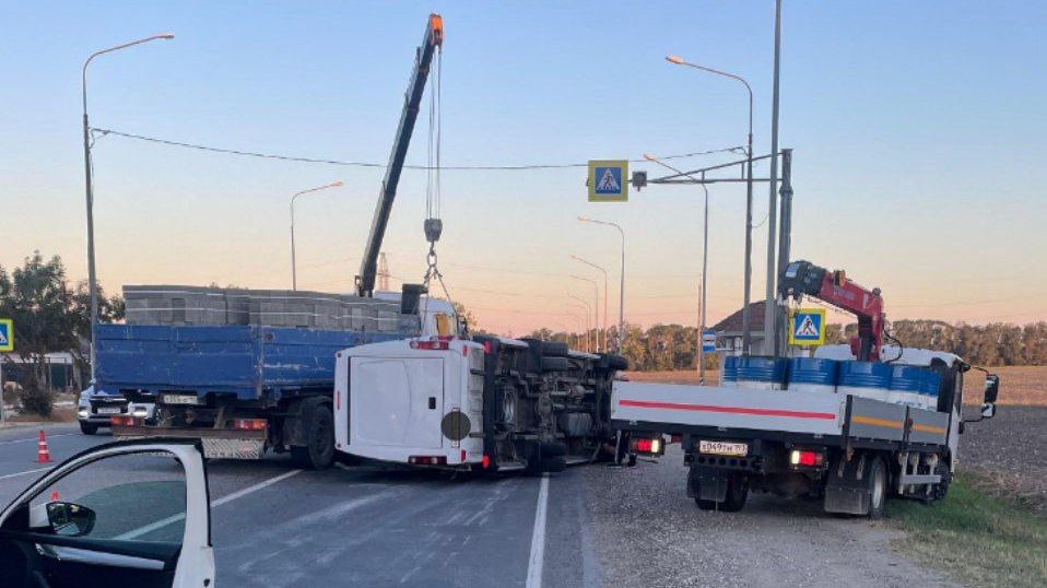 Микроавтобус с 19 пассажирами перевернулся под Анапой
