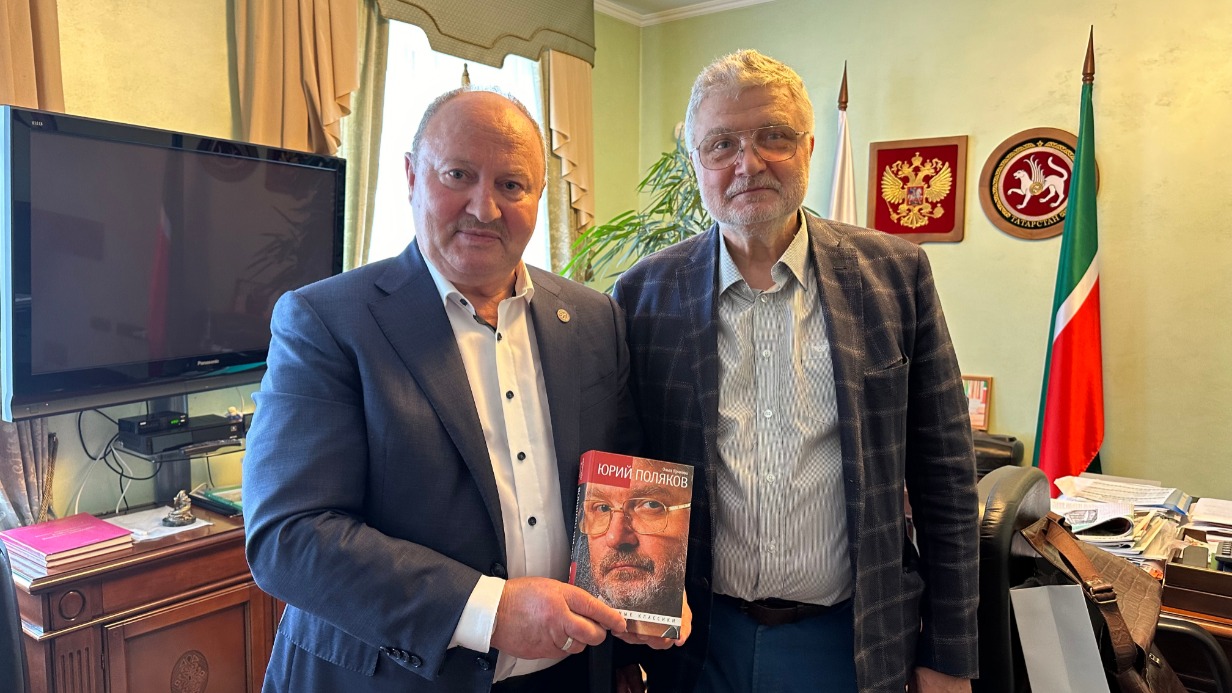 Полномочный представитель Республики Татарстан в РФ Равиль Ахметшин и писатель Юрий Поляков