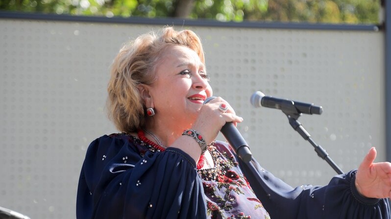 Певица Надежда Крыгина встретилась с контрактниками в Едином пункте отбора на военную службу в Москве