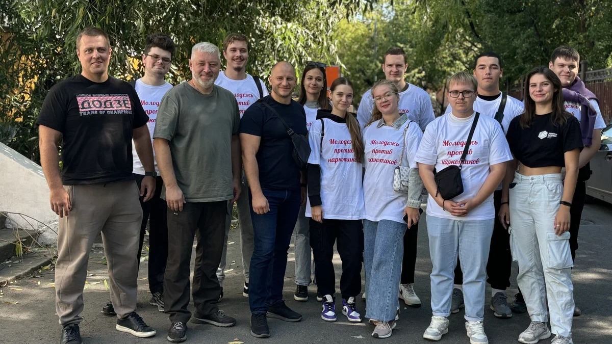 Алексей Лисовенко вместе с жителями Ярославского района очистили фасады домов района от рекламы наркотиков