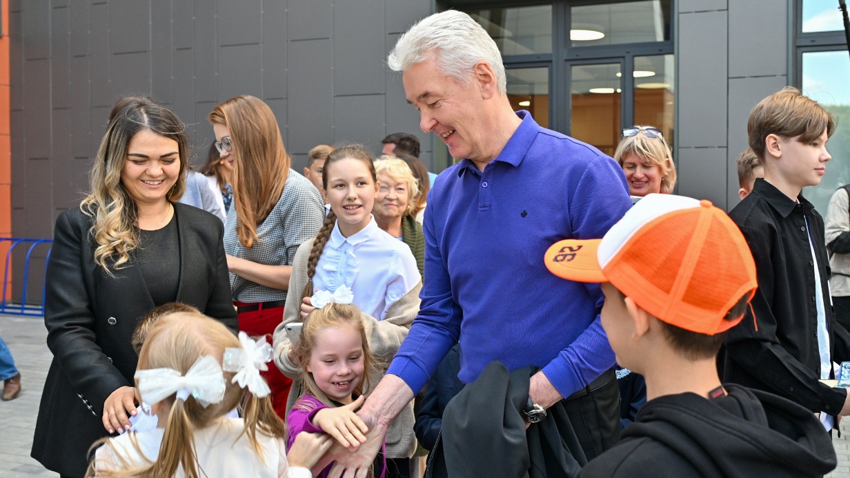 Мэр Москвы Сергей Собянин (в центре) вместе с ребятами и их родителями открыли учебный корпус школы № 629 в районе Чертаново Южное