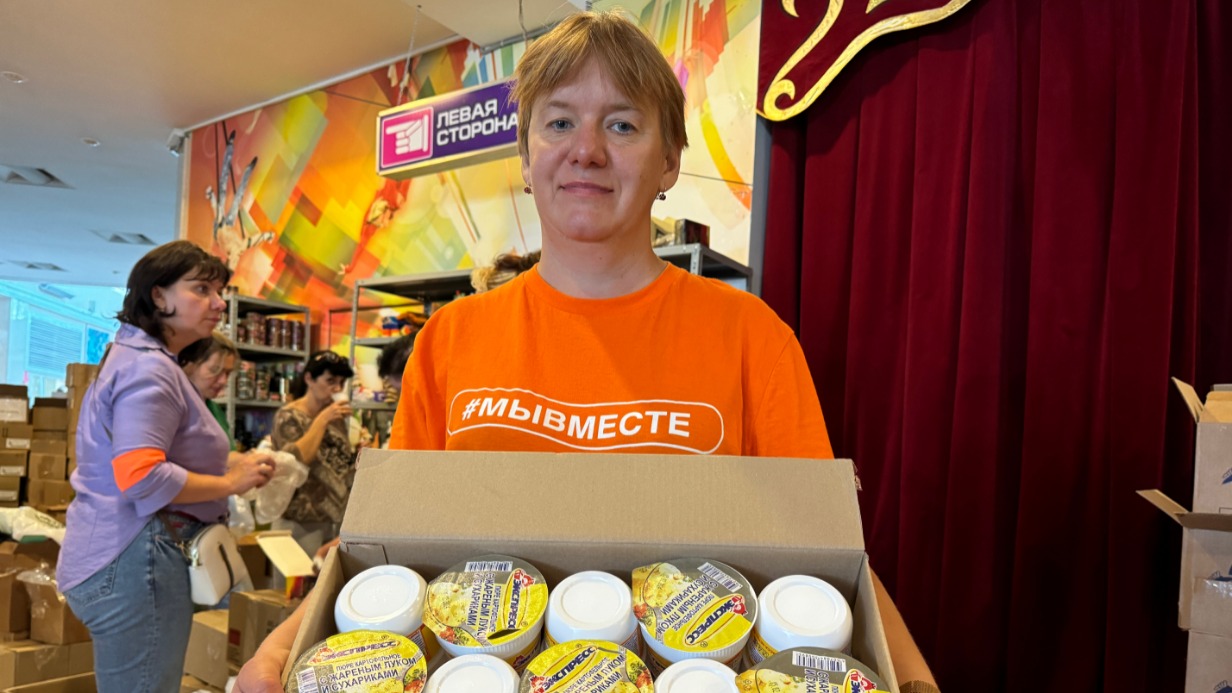 Руководитель движения «Волонтеры культуры» Курской области Екатерина Нелепина координирует работу добровольцев в пункте выдачи гумпомощи на территории цирка