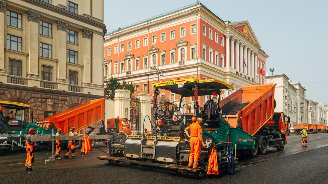 Работы по замене покрытия на участке Тверской улицы перенесли