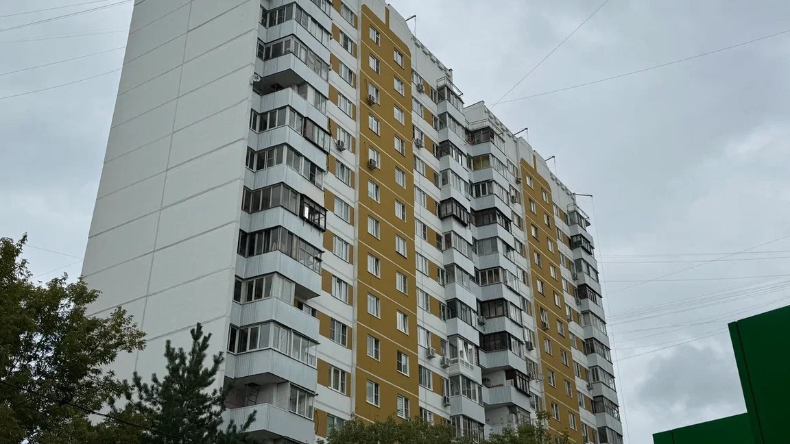 В районе Митино завершается капитальный ремонт фасада дома 1991 года постройки