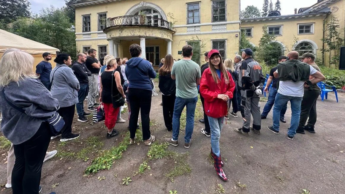 Жители района Северный приняли участие в большом субботнике в усадьбе Виноградово