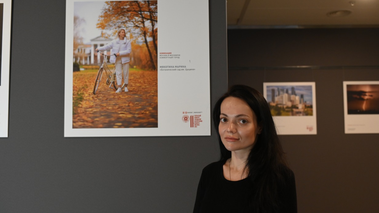 Столичный фотограф-любитель Марина Мякотина на фоне своей работы «Ботанический сад им. Цыцина». Она заняла третье место в номинации «Москва и москвичи. Комфортный город»