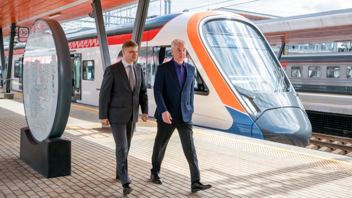 Генеральный директор — председатель правления ОАО «РЖД» Олег Белозеров (слева) и мэр Москвы Сергей Собянин на церемонии запуска поезда нового поколения «Иволга 4.0» на Московских центральных диаметрах