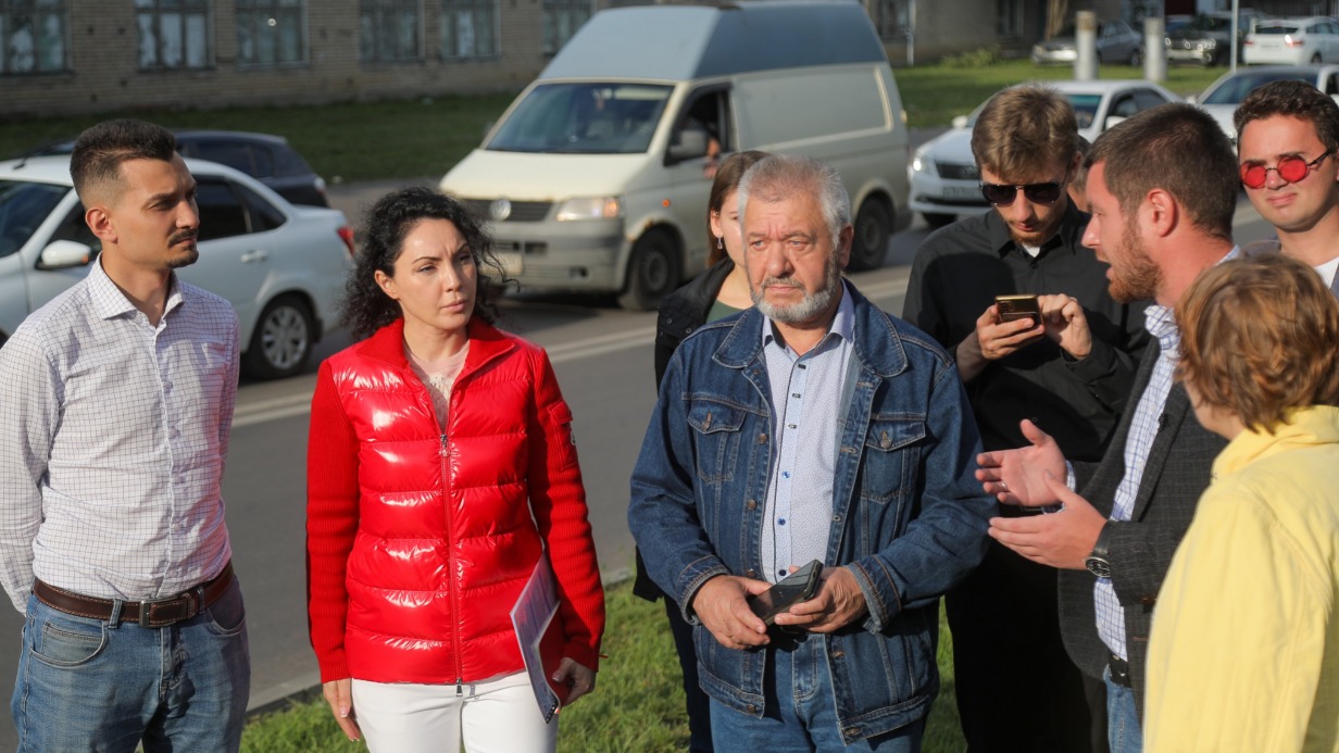 Советник руководителя Департамента транспорта и развития дорожно-транспортной инфраструктуры столицы Сабина Цветкова общается с участниками рейда проекта «Новые элементы дорожной безопасности» в Восточном административном округе