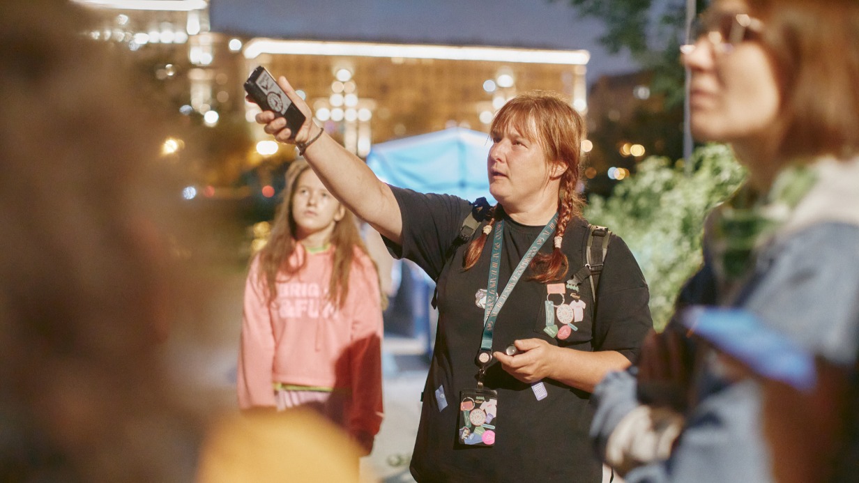 Ведущий менеджер по культурно-массовому досугу Парка Горького Надежда Чистякова во время проведения экскурсии «Ночной дозор»