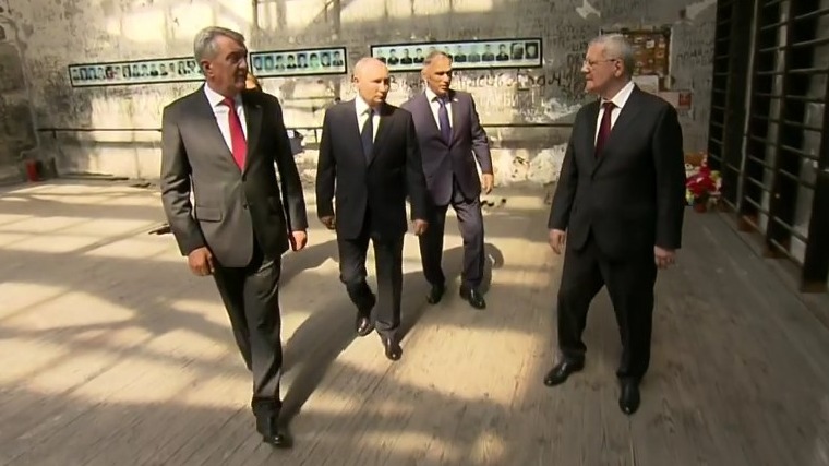 Появились кадры посещения Путиным захваченной террористами школы в Беслане