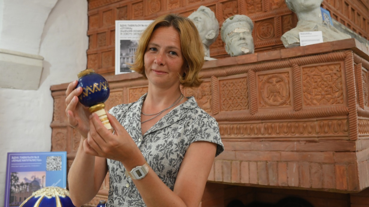 Главный архитектор — реставратор ВДНХ Елена Максимова показала детали люстры, которая когда-то висела в павильоне № 8 «Юные натуралисты»