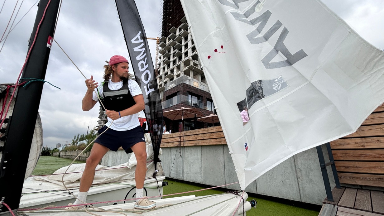 Инструктор по парусному спорту Александр Ефимов проводит урок по затягиванию узлов перед тестовым выходом в акваторию Южного порта