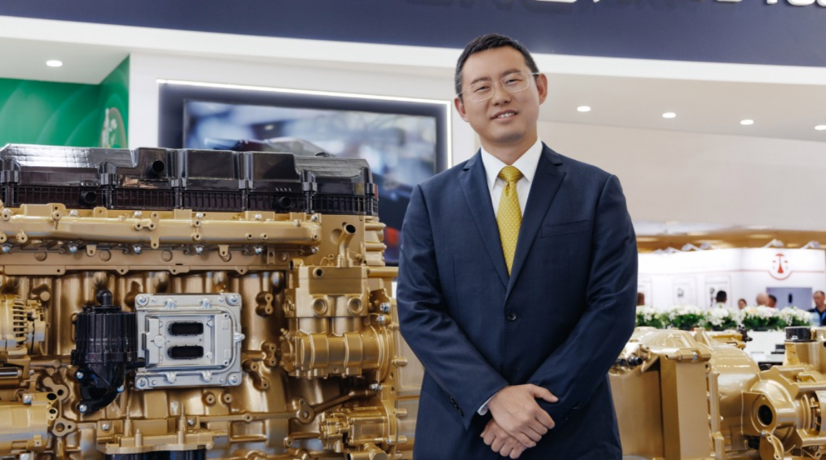 Генеральный менеджер компании Dongfeng, руководитель делегации Шэнь Пэн на фоне экспозиции