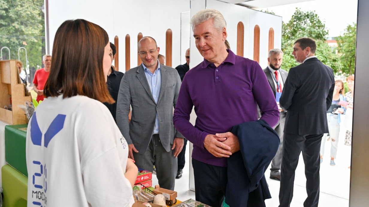 Мэр столицы Сергей Собянин (второй справа) посетил площадку маркета будущего «Сделано в Москве»