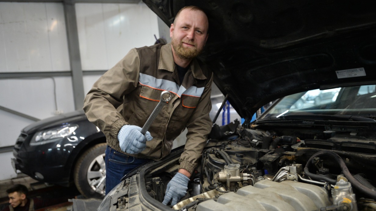 Автослесарь Леонид Лозинский за работой