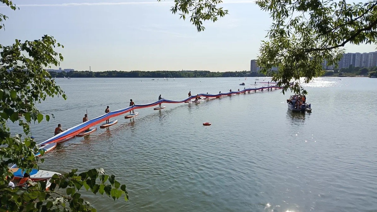 Огромный флаг России развернули над Строгинской поймой