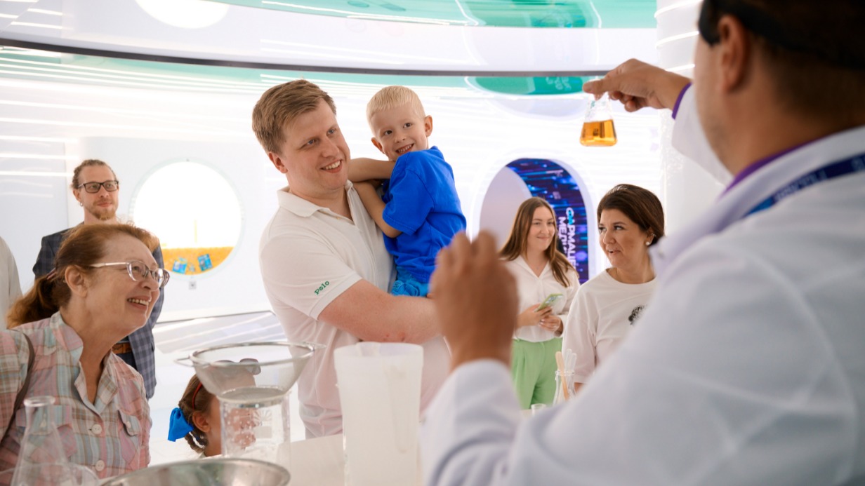 Министр правительства Москвы, руководитель Департамента инвестиционной и промышленной политики столицы Анатолий Гарбузов вместе с сыном на открывшейся в Экспоцентре выставке