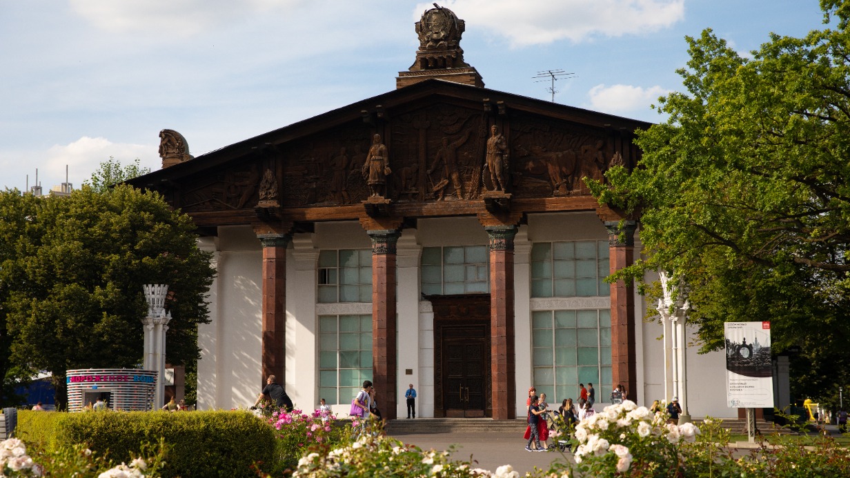 Сергунина рассказала о реставрации деревянного декора павильона ВДНХ «Советская печать»